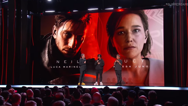 코지마 히데오가 무대에 올라 신작을 소개하고 있다. 서머 게임 페스트(SGF) 유튜브 발췌