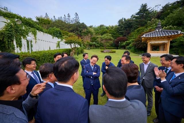 이재명 대통령은 7일 한남동 관저에서 더불어민주당 지도부와 만찬을 가졌다. 이재명 대통령 페이스북