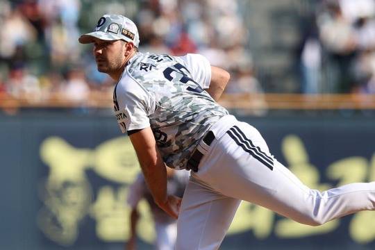 호투하는 두산의 선발 투수 잭 로그. 사진[연합뉴스]