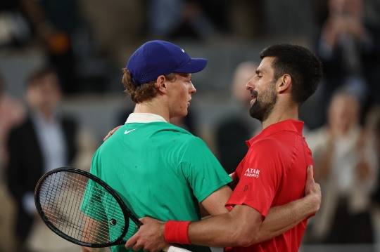조코비치와 인사하는 신네르. 사진[신화=연합뉴스]
