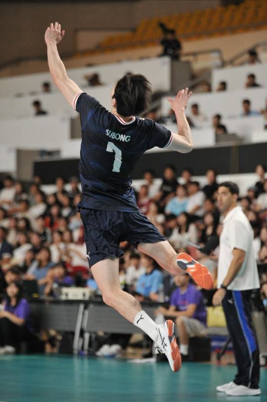 스파이크 서브 넣는 허수봉. 사진[연합뉴스]