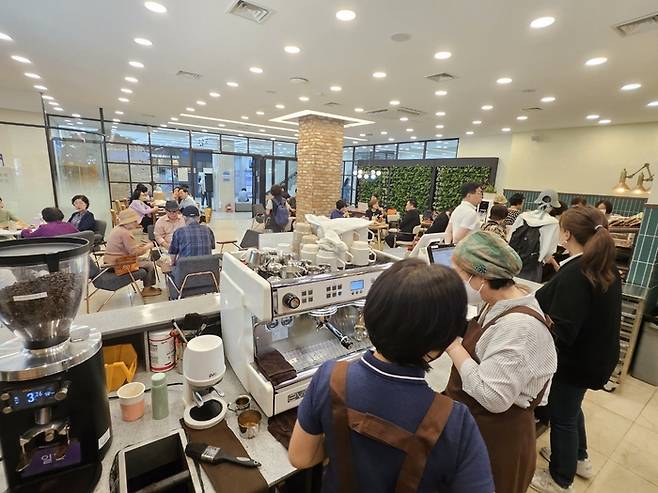 내곡느티나무쉼터 ‘늘봄카페 2호점’에서 어르신들이 커피를 만들고 있는 모습. 안병준 기자