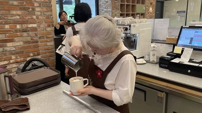늘봄카페에서 일하는 어르신 알바생이 커피를 만들고 있다. 안병준 기자
