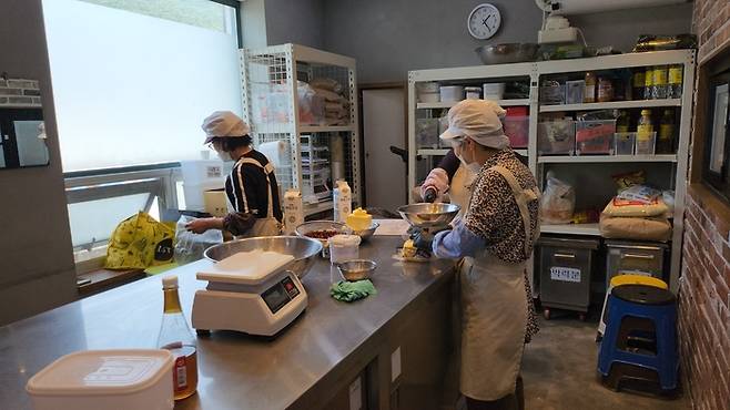 늘봄카페에서 제빵에 몰두하고 있는 어르신들. 안병준 기자