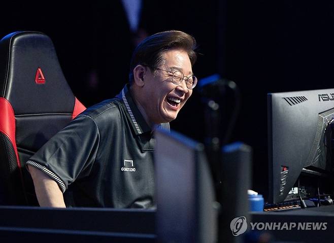 이재명 대통령이 제21대 대통령 선거 후보 시절인 지난달 17일 오후 광주 동구 조선대에 위치한 광주이스포츠경기장에서 열린 e스포츠 산업 현장간담회에서 라이엇게임즈의 ‘리그오브레전드’를 체험하고 있다. [사진 = 연합뉴스]