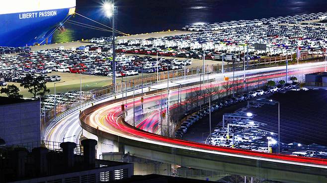 현대자동차 울산공장 수출부두에서 해외로 팔려나갈 ‘메이드 인 코리아’ 자동차들.