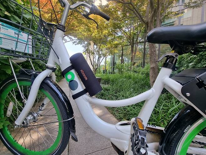 LG 엑스붐(xboom) 그랩을 따릉이 자전거에 부착한 모습. [방영덕 기자]