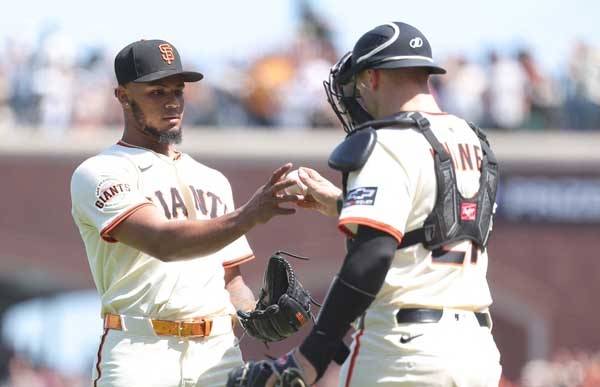 키즈너가 6일(한국시간) 경기를 마친 뒤 카밀로 도발에게 공을 건네고 있다. 사진= Kelley L Cox-Imagn Images= 연합뉴스 제공