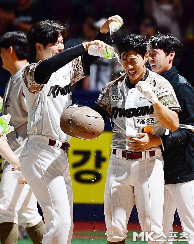 6일 고척 LG전에서 끝내기 홈런을 친 뒤 동료들과 기쁨을 나누고 있는 송성문. 사진(고척 서울)=김영구 기자