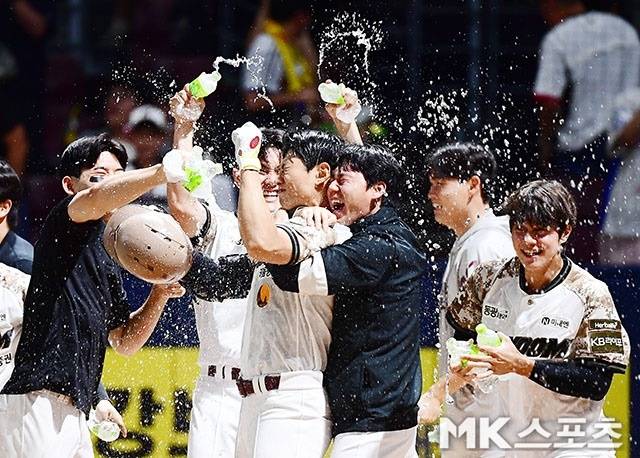 키움 선수단이 끝내기 홈런을 친 송성문에게 물을 뿌리고 있다. 사진(고척 서울)=김영구 기자