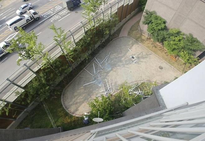 2020년 6월 7일 강원도 원주의 한 아파트에서 폭발 사고가 발생했다. 이 사고로 일가족 3명이 숨졌는데, 부부는 아파트 화단에서 발견됐다/사진=뉴스1