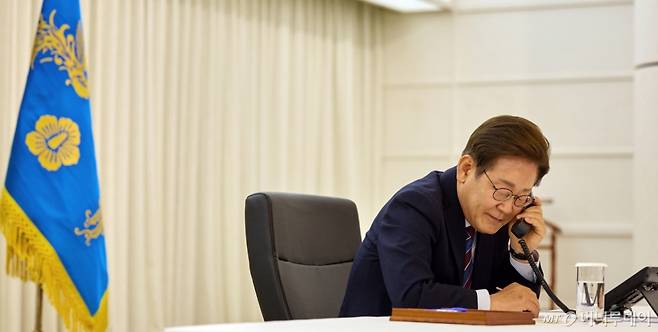 [서울=뉴시스] 이재명 대통령이 6일 서울 한남동 관저에서 도널드 트럼프 미국 대통령과 전화 통화를 하고 있다. (사진=대통령실 제공) 2025.06.06. photo@newsis.com *재판매 및 DB 금지 /사진=