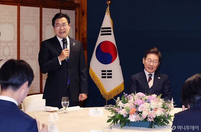 (서울=뉴스1) 국회사진기자단 = 이재명 대통령이 4일 오전 국회 사랑재에서 열린 국회의장과 정당대표와의 오찬에 참석해 박찬대 더불어민주당 원내대표 겸 당 대표 직무대행의 인사말을 듣고 있다. 2025.6.4/뉴스1  Copyright (C) 뉴스1. All rights reserved. 무단 전재 및 재배포,  AI학습 이용 금지. /사진=(서울=뉴스1) 국회사진기자단