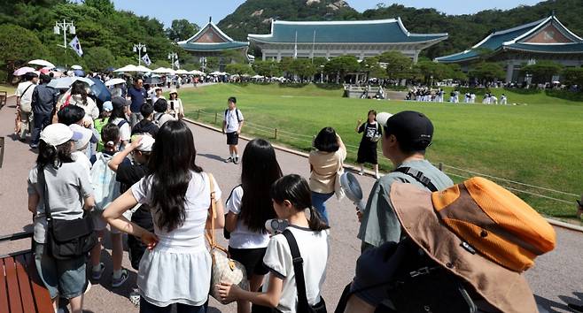 현충일인 6일 오전 서울 종로구 청와대에서 관람객들이 길게 줄 서 있다. 이재명 대통령은 집무실을 청와대로 이전할 방침이며 경내 탐방로 보수 작업이 진행되고 있다./사진=뉴시스