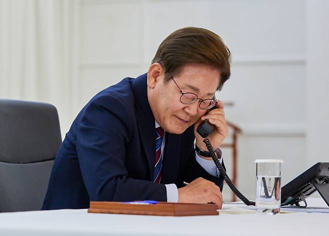 이재명 대통령이 6일 한남동 관저에서 도널드 트럼프 미국 대통령과 전화 통화를 하고 있다./사진=대통령실 제공