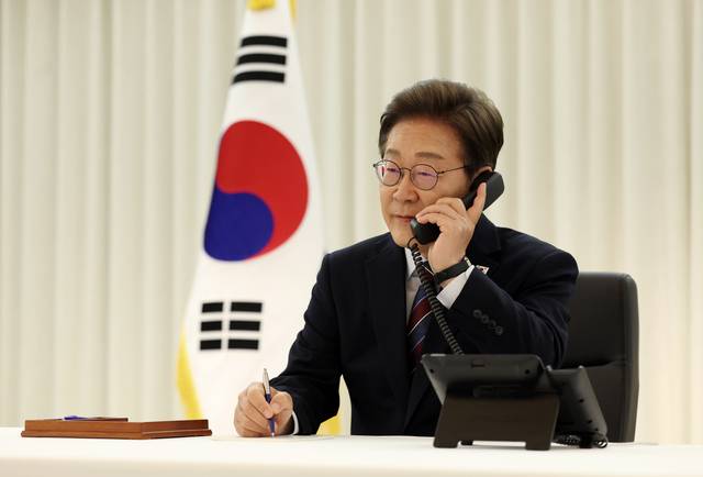 이재명 대통령이 6일 서울 한남동 관저에서 도널드 트럼프 미국 대통령과 전화 통화를 하기 위해 수화기를 들고 있다.뉴시스 제공