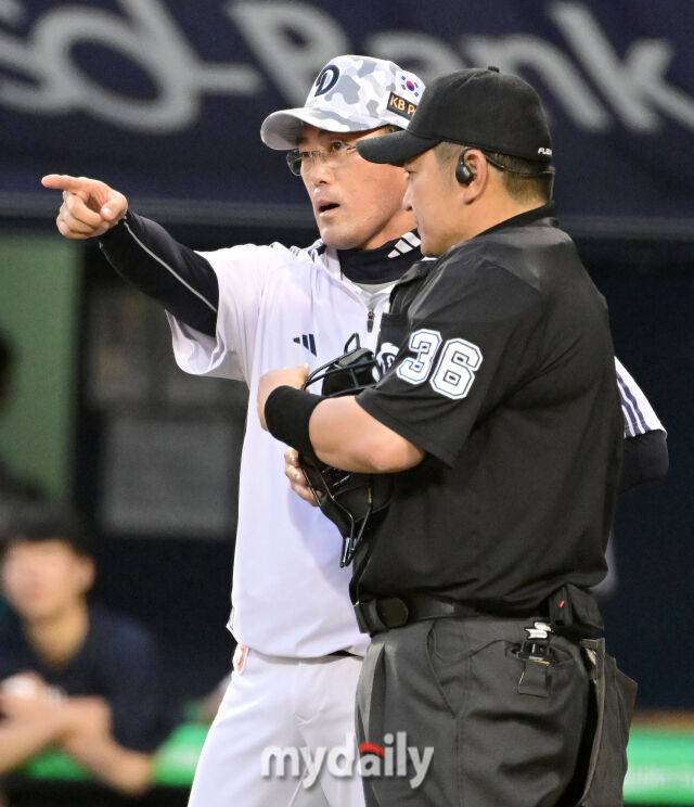 2025년 6월 5일 오후 서울 잠실구장에서 진행된 '2025 신한 SOL뱅크 KBO 리그' KIA 타이거즈와 두산 베어스의 경기. 두산 조성환 감독대행이 4회말 1사 2.3루서 김인태가 삼진을 당하자 김익수 구심에게 구명환 3루심의 체크스윙 판정에 대해 항의하고 있다./마이데일리