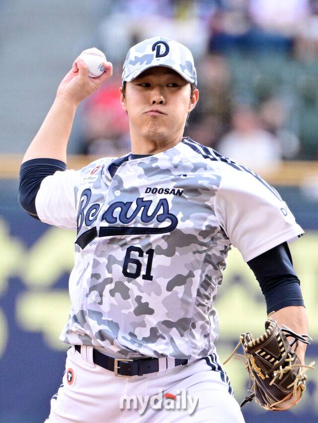 2025년 6월 5일 오후 서울 잠실구장에서 진행된 '2025 신한 SOL뱅크 KBO 리그' KIA 타이거즈와 두산 베어스의 경기. 두산 선발투수 최원준이 역투하고 있다./마이데일리