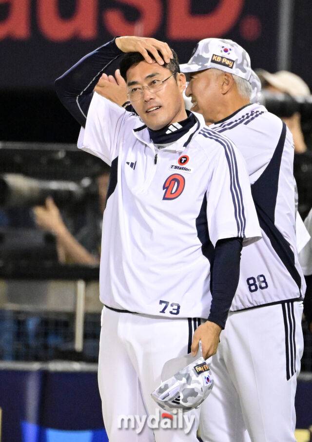 2025년 6월 5일 오후 서울 잠실구장에서 진행된 '2025 신한 SOL뱅크 KBO 리그' KIA 타이거즈와 두산 베어스의 경기. 두산 조성환 감독대행이 연장 10회말 2사 1.2루서 김민석의 끝내기 안타로 2-1 승리를 한 뒤 기뻐하고 있다./마이데일리