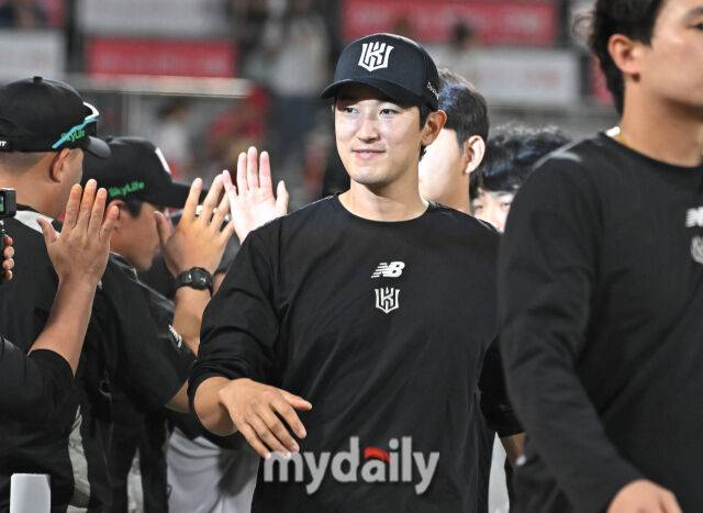 21일 오후 경기도 수원시 조원동 수원kt위즈파크에서 진행된 '2025 프로야구 KBO리그' kt위즈와 KIA타이거즈의 경기. kt 고영표가 3-1로 승리한 뒤 환호하고 있다./마이데일리