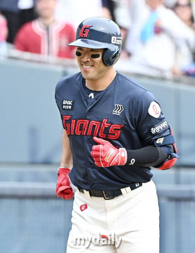 27일 오후 서울 잠실야구장에서 진행된 '2025 프로야구 KBO리그' 두산 베어스와 롯데 자이언츠의 경기. 롯데 전준우가 5회초 1사에서 솔로홈런을 터뜨린뒤 홈을 밟고 있다./마이데일리