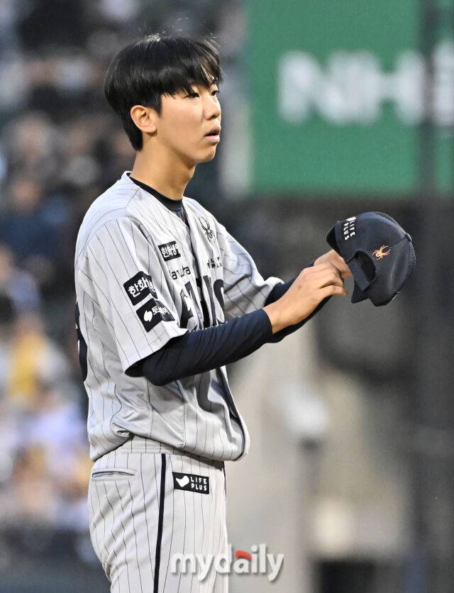 27일 오후 서울 잠실야구장에서 진행된 '2025 프로야구 KBO리그' LG트윈스와 한화이글스의 경기. 한화 황준서가 피치컴을 점검하고 있다./마이데일리