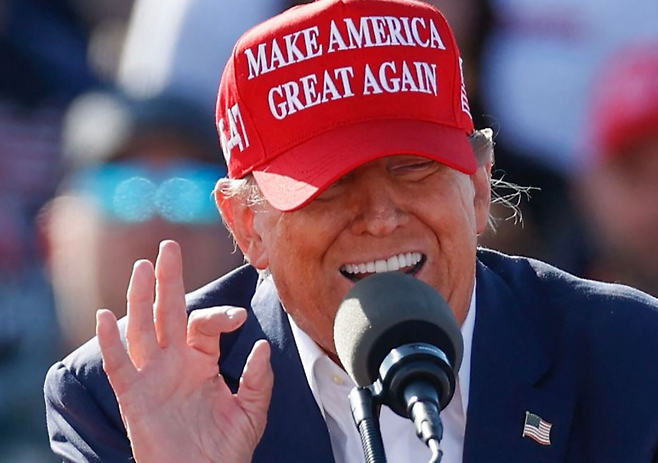 도널드 트럼프 미국 대통령이 MAGA(미국을 다시 위대하게) 모자를 쓰고 연설하고 있다. [AFP]