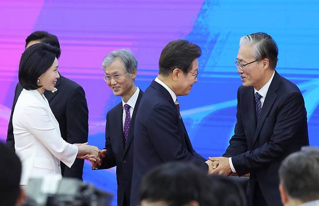 이재명 대통령이 지난 4일 제21대 대통령 취임선서식을 마친 뒤 김형두 헌법재판소장 권한대행과 인사하고 있다. 왼쪽부터 김혜경 여사, 조희대 대법원장, 이 대통령, 김 헌재소장 권한대행. [뉴시스]