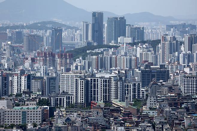 새 정부가 들어선 4일 서울 남산에서 바라본 아파트 등 모습.[연합[