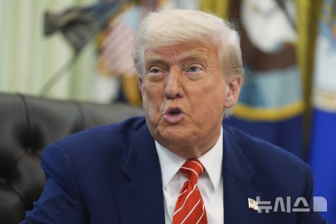 [워싱턴=AP/뉴시스]도널드 트럼프 미국 대통령은 6일(현지 시간) 최측근이었던 일론 머스크 테슬라 최고경영자(CEO)와 관계 회복에 당장 나서지 않겠다는 뜻을 재확인했다. 사진은 트럼프 대통령이 지난달 30일 백악관 집무실에서 머스크를 배석한 채 기자들의 질문에 답하는 모습. 2025.05.31.