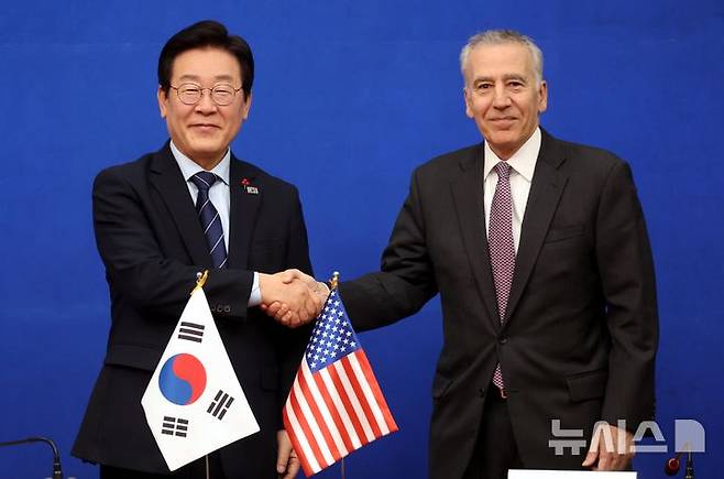 [서울=뉴시스] 조성봉 기자 = 지난해 12월23일 이재명 당시 더불어민주당 대표가 서울 여의도 국회 당 대표 회의실에서 필립 골드버그 당시 주한미국대사와 면담에 앞서 기념촬영을 하고 있다. 2025.06.07.