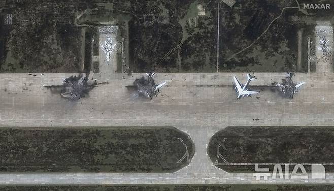 [이르쿠츠크=AP/뉴시스] 맥사 테크놀로지스가 제공한 위성 사진에 4일(현지 시간) 우크라이나의 드론 공습(거미줄 작전)을 받은 러시아 이르쿠츠크주 벨라야 공군기지에 전략폭격기로 보이는 기체들의 잔해가 남아 있다. 2025.06.05.
