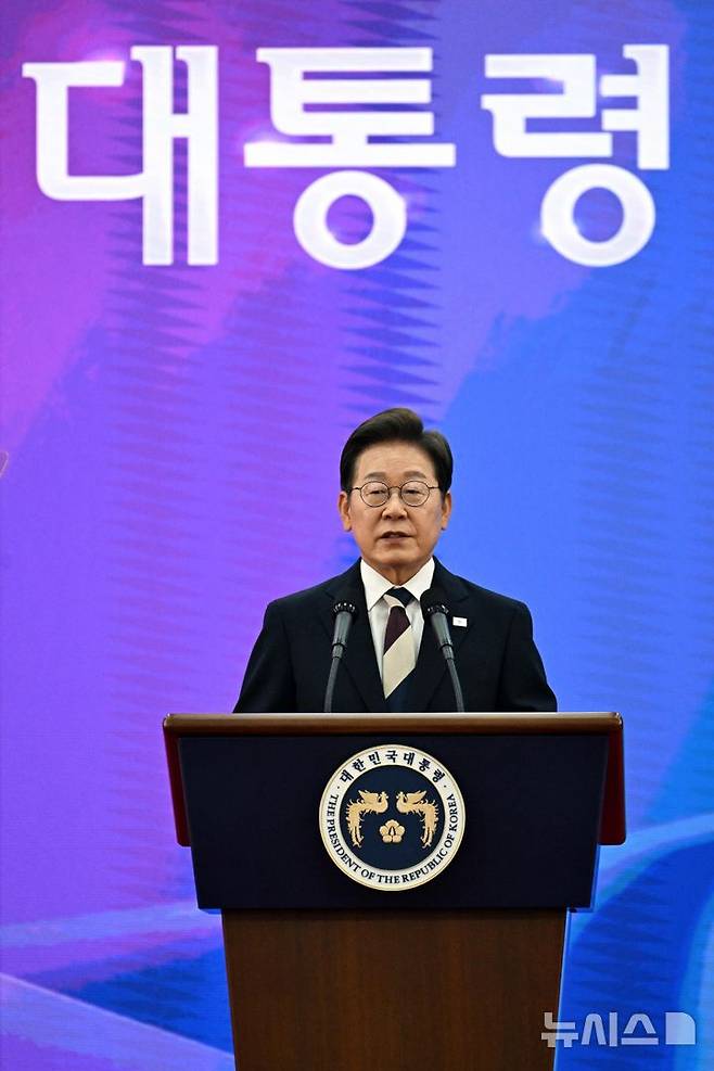 [서울=뉴시스] 국회사진기자단 = 이재명 대통령이 4일 서울 여의도 국회 로텐더홀에서 열린 제21대 대통령 취임선서에서 취임사를 하고 있다. 2025.06.04. photo@newsis.com