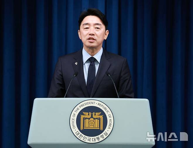 [서울=뉴시스] 고범준 기자 = 강훈식 비서실장이 5일 서울 용산구 대통령실 브리핑룸에서 기자단과 상견례를 하고 있다. 2025.06.05. bjko@newsis.com