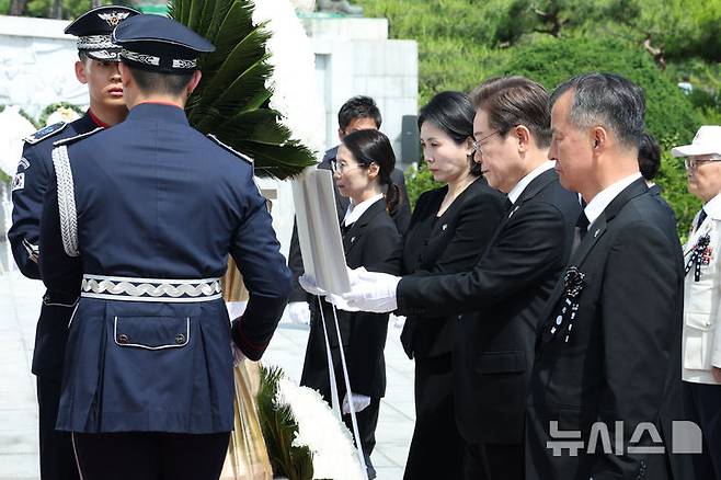 [서울=뉴시스] 고범준 기자 = 이재명 대통령과 김혜경 여사가 6일 서울 동작구 국립서울현충원에서 열린 제70회 현충일 추념식에서 현충탑 참배를 하며 헌화하고 있다. 2025.06.06. bjko@newsis.com