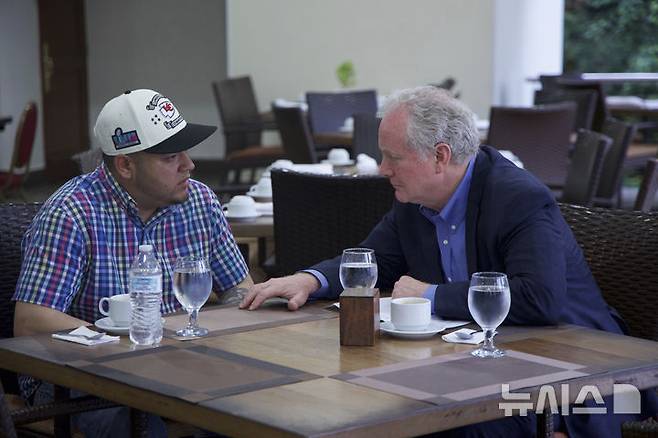 [산살바도르=AP/뉴시스] 엘살바도르를 방문 중인 크리스 밴 홀런(민주·메릴랜드) 상원의원(오른쪽)이 지난 4월17일(현지 시간) 산살바도르의 호텔 식당에서 현지로 잘못 추방된 미국 합법 체류자 킬마르 아브레고 가르시아를 면담하고 있다. 미 당국이 그를 다시 미국으로 송환해 불법 인신매매 혐의로 기소했다. 2025.06.7.