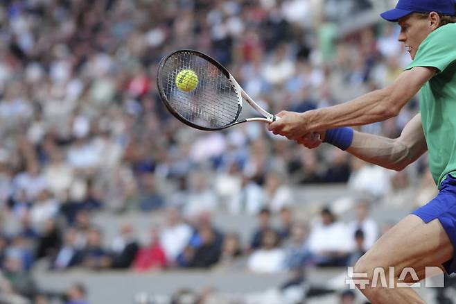 [파리=AP/뉴시스] 얀니크 신네르(1위·이탈리아)가 6일(현지 시간) 프랑스 파리 롤랑가로스에서 열린 프랑스오픈 남자 단식 준결승에서 노바크 조코비치(6위·세르비아)와 경기하고 있다. 신네르가 3-0(6-4 7-5 7-6)으로 완승하고 결승에 올라 2연패를 노리는 카를로스 알카라스(2위·스페인)와 우승 다툼을 벌인다. 2025.06.07.