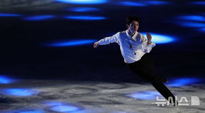 [서울=뉴시스] 고범준 기자 = 한국 차준환이 지난 2월23일 오후 서울 양천구 목동 아이스링크에서 열린 2025 ISU 4대륙 피겨 선수권대회 갈라쇼에서 화려한 무대를 선보이고 있다. 2025.02.23. bjko@newsis.com