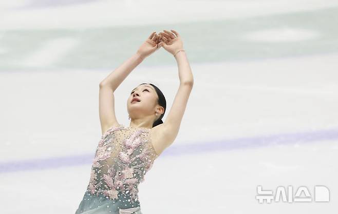 [의정부=뉴시스] 김근수 기자 = 신지아(세화여고)가 지난해 12월1일 경기 의정부실내빙상장에서 열린 2024 KB금융 전국남녀 피겨스케이팅 회장배 랭킹대회 여자 시니어 부문 프리스케이팅에서 연기를 펼치고 있다. 2024.12.01. ks@newsis.com