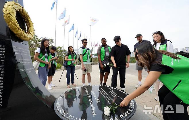 [서울=뉴시스] 홍효식 기자 = 7일 서울 용산구 전쟁기념관 평화의 광장에서 유엔참전국 후손 교류캠프 참가자들이 유엔참전용사들의 숭고한 희생을 기리며 참전기념비에 헌화하고 있다. 2025.06.07. yesphoto@newsis.com