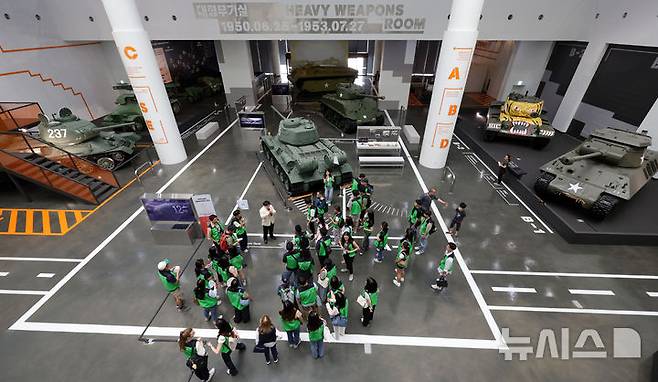 [서울=뉴시스] 홍효식 기자 = 7일 서울 용산구 전쟁기념관에서 유엔참전국 후손 교류캠프 참가자들이 대형무기실을 관람하고 있다. 2025.06.07. yesphoto@newsis.com