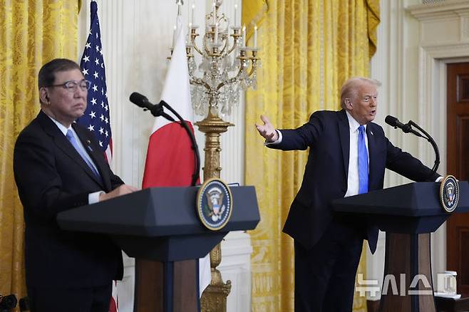 [워싱턴=AP/뉴시스] 이시바 시게루(왼쪽) 일본 총리와 도널드 트럼프 미국 대통령이 7일(현지 시간) 백악관에서 회담 후 공동 기자회견하고 있다. 2025.02.08