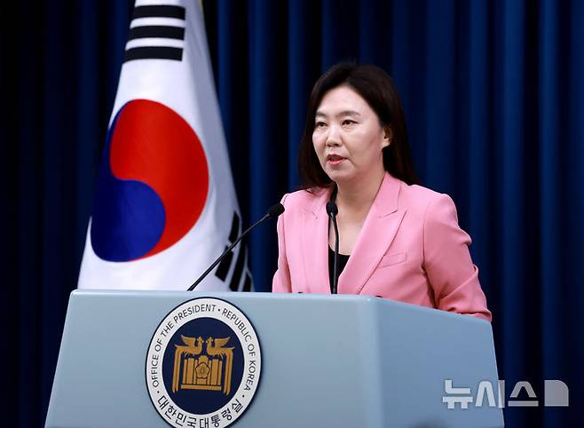 [서울=뉴시스] 최진석 기자 = 강유정 대변인이 7일 서울 용산 대통령실 청사에서 이재명 대통령의 한미 정상 통화 관련 브리핑을 하고 있다. (대통령실통신사진기자단) 2025.06.07. myjs@newsis.com