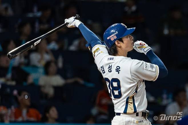 [서울=뉴시스] 프로야구 NC 다이노스 김성욱이 2024년 9월19일 창원NC파크에서 열린 한화 이글스와의 2024 신한 쏠뱅크 KBO리그 경기에서 안타를 치고 있다. (사진=NC 다이노스 제공) 2024.09.19. *재판매 및 DB 금지