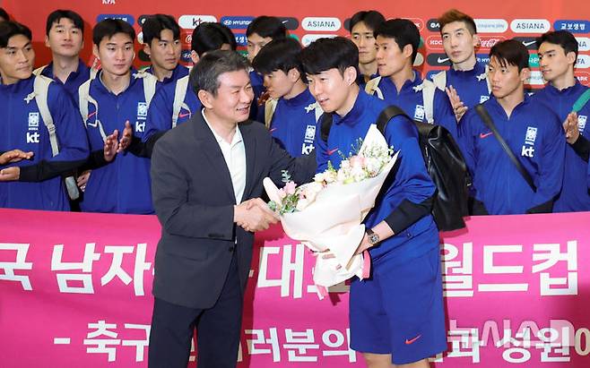 [인천공항=뉴시스] 김선웅 기자 = 이라크 원정 경기에서 승리해 북중미 월드컵 본선 진출에 성공한 축구 국가대표팀 손흥민이 지난 6일 인천국제공항을 통해 귀국해 정몽규 대한축구협회장으로부터 꽃다발을 전달받고 있다. 2025.06.06. mangusta@newsis.com
