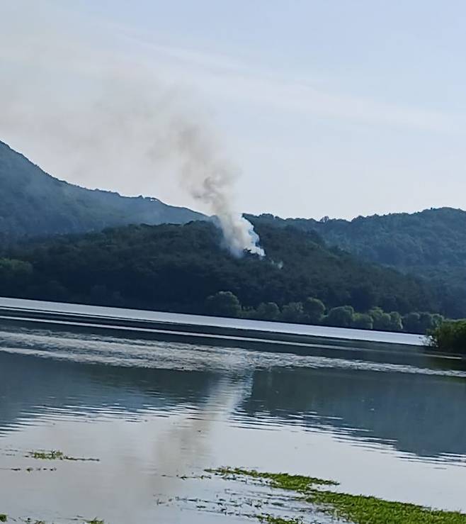 [고창=뉴시스] 7일 오전 8시37분께 전북 고창군 공음면의 한 야산에서 불이 나 연기가 피어오르고 있다. (사진=산림청 제공) 2025.06.07. photo@newsis.com *재판매 및 DB 금지