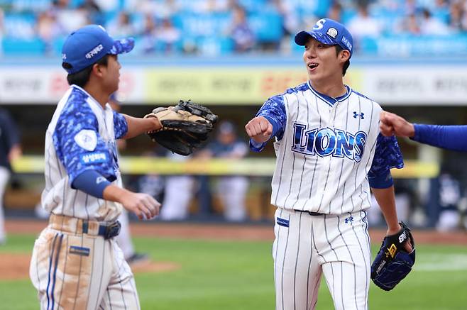 [서울=뉴시스] 프로야구 삼성 라이온즈 원태인(오른쪽)이 6일 대구 삼성라이온즈파크에서 열린 2025 신한 쏠뱅크 KBO리그 NC 다이노스와의 경기 6회가 끝난 뒤 마운드를 내려가고 있다. (사진=삼성 라이온즈 제공) 2025.06.06. *재판매 및 DB 금지