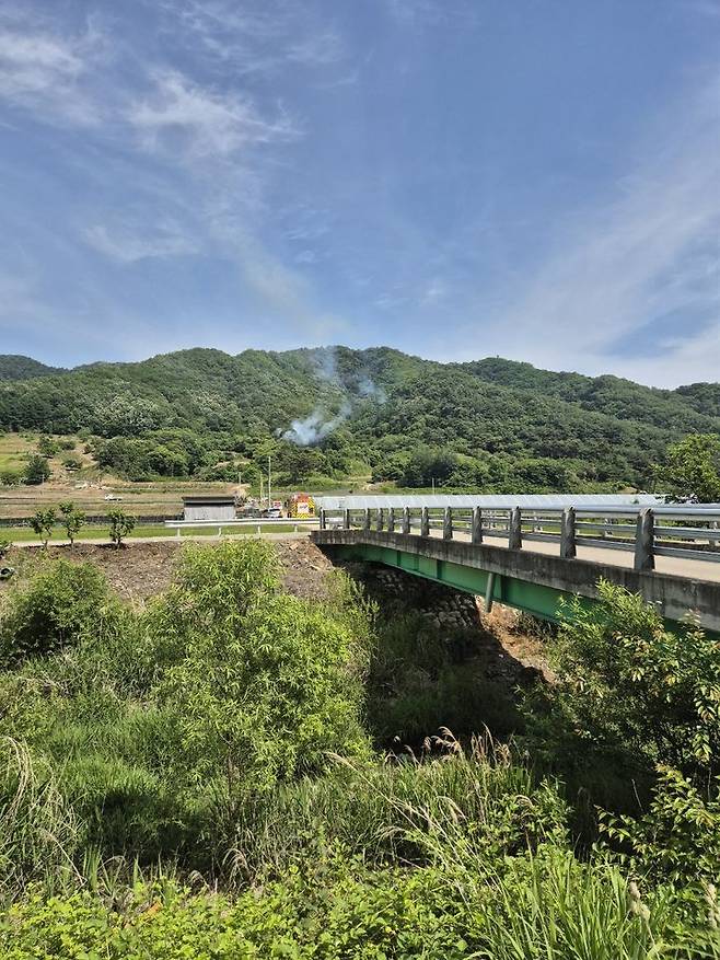 [홍성=뉴시스] 7일 낮 12시40분께 충남 홍성군 홍북읍 상하리 381의11 일원에서 산불이 나 하양색 연기가 피어 오르고 있다. (사진=홍성소방서 제공) 2025.06.07. photo@newsis.com *재판매 및 DB 금지