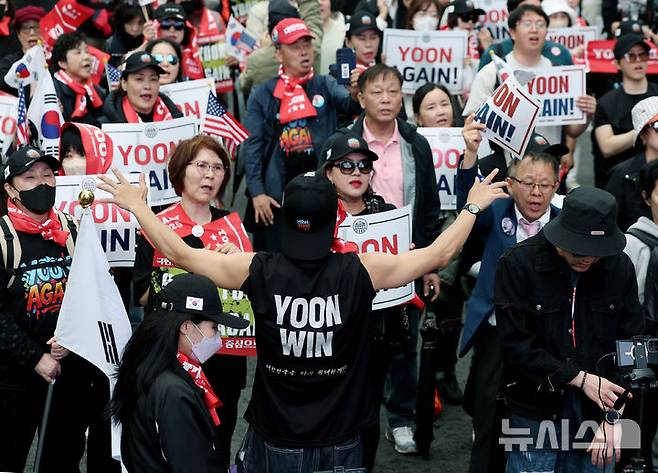 [서울=뉴시스] 김진아 기자 = 지난 4월 19일 서울 서초구 교대역 인근에서 윤석열 대통령의 복귀를 요구하는 2030의 '윤어게인(YOON AGAIN)' 집회가 열리고 있다. 2025.04.19. bluesoda@newsis.com