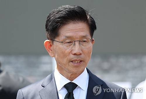 입장 밝히는 김문수 전 대선후보 (서울=연합뉴스) 김성민 기자 = 국민의힘 김문수 전 대선후보가 6일 서울 동작구 국립서울현충원을 찾아 참배를 마친 후 입장을 밝히고 있다. 2025.6.6 ksm7976@yna.co.kr